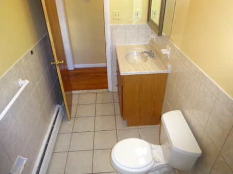 Attractive Bathrooms in our 2 Bedroom Apartments